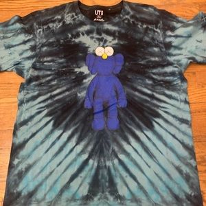 Uniqlo X KAWS tshirt